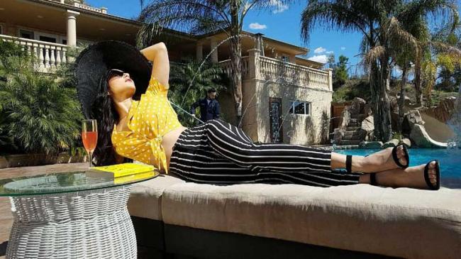 Sunny Leone relaxes on Sunday, shares image