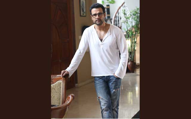 Milind Soman inspires Rohit Roy for riding