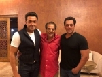 Salman Khan poses with Dharmendra, shares image on Twitter