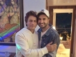 Actor Jassie Gill meets Shah Rukh Khan, feels himself 'blessed'