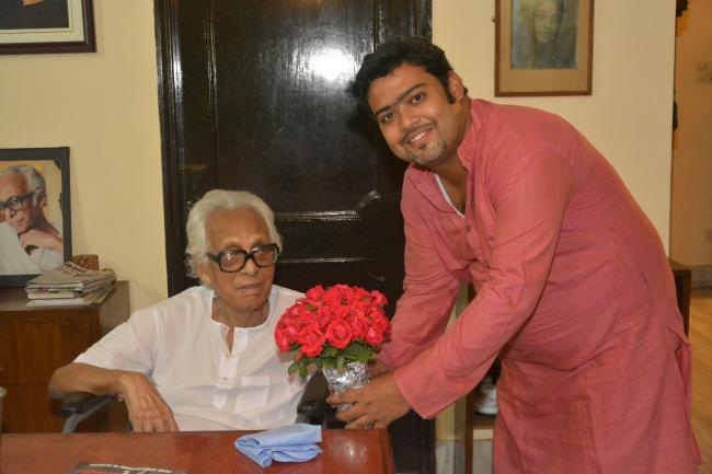 Kolkata: Dhakuria's Tarun Mahal felicitates filmmaker Mrinal Sen on his 95th birthday