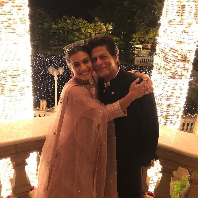 SRK-Kajol pair up for a cute photo together, fans like it