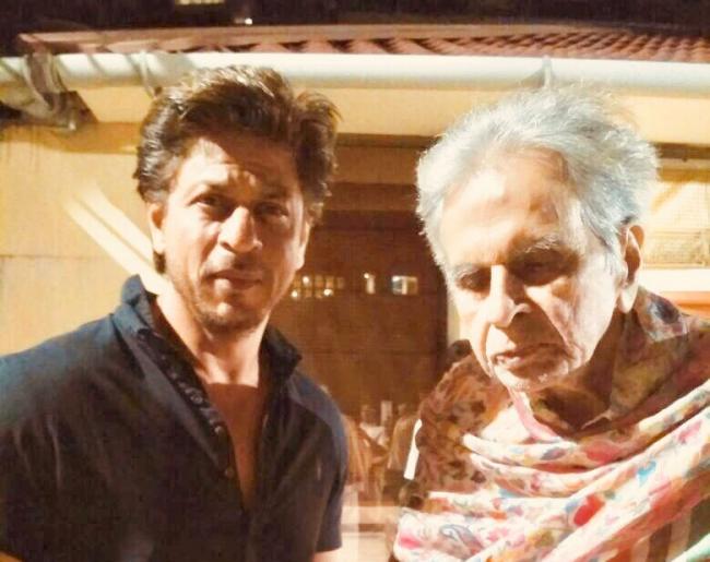 Shah Rukh Khan visits Dilip Kumar's residence, meets him