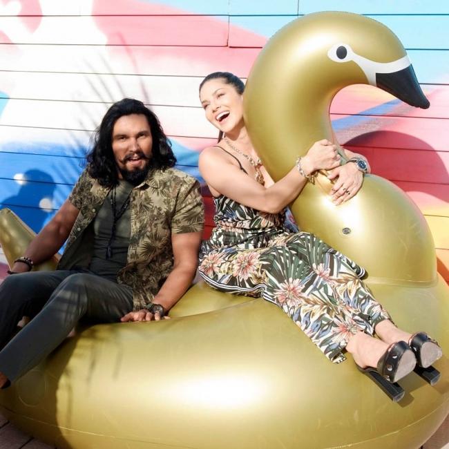 Sunny Leone, Randeep Hooda play with 'gigantic swan'