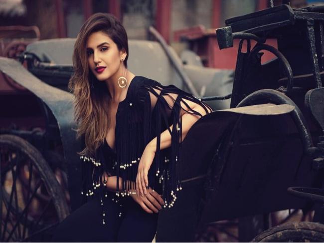 Huma Qureshi looks gorgeous in black attire, shares image on Twitter