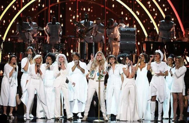 Grammys 2018: White rose steals the show