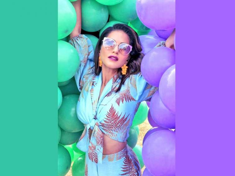 Wearing a pair of attractive glass, Sunny Leone posts interesting image on social media