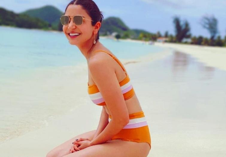 Anushka Sharma raises temperature in bikini, Virat Kohli comments