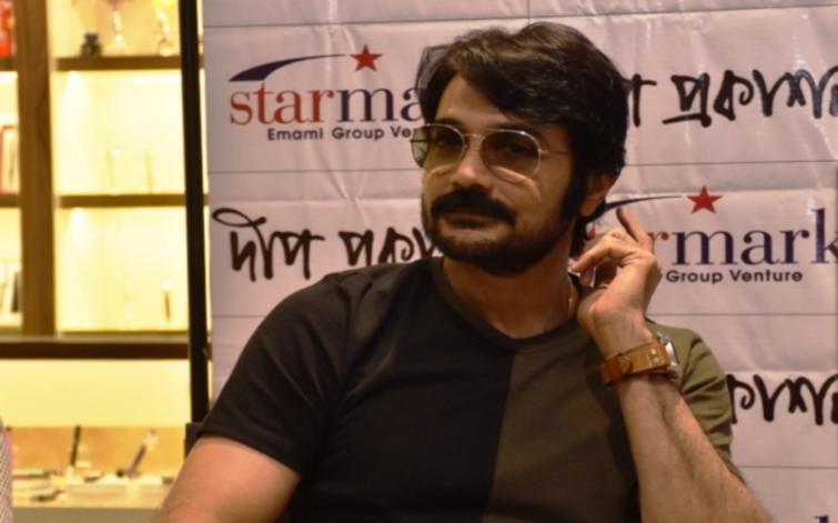 Taking Bhobishyoter Bhoot off theatres not a positive sign: Prosenjit Chatterjee