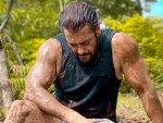 Netizens troll Salman Khan for 'posing' to pay respect to farmers