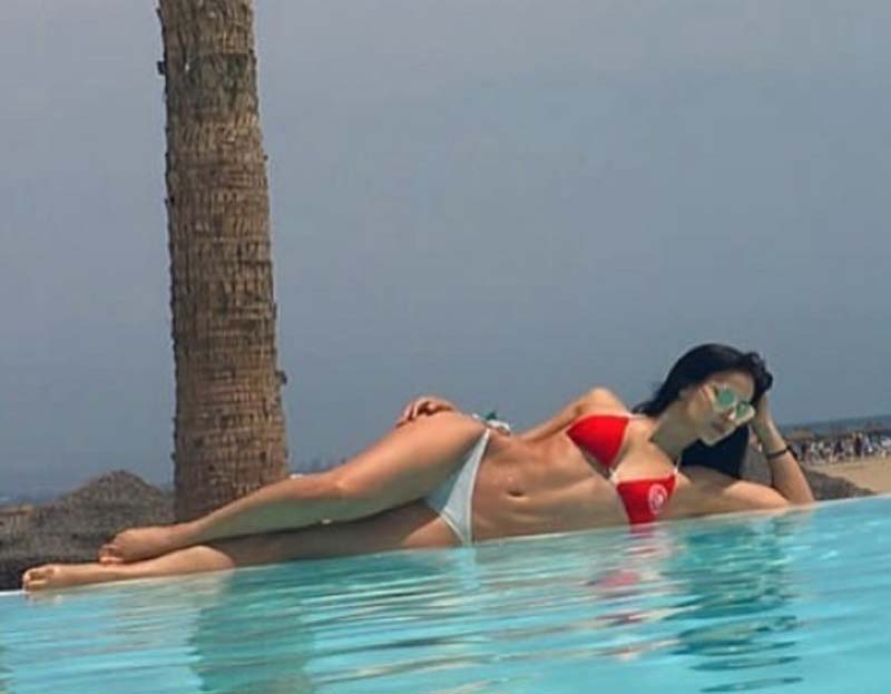 Elli Avram stuns fans with her red-white bikini image shared on Instagram