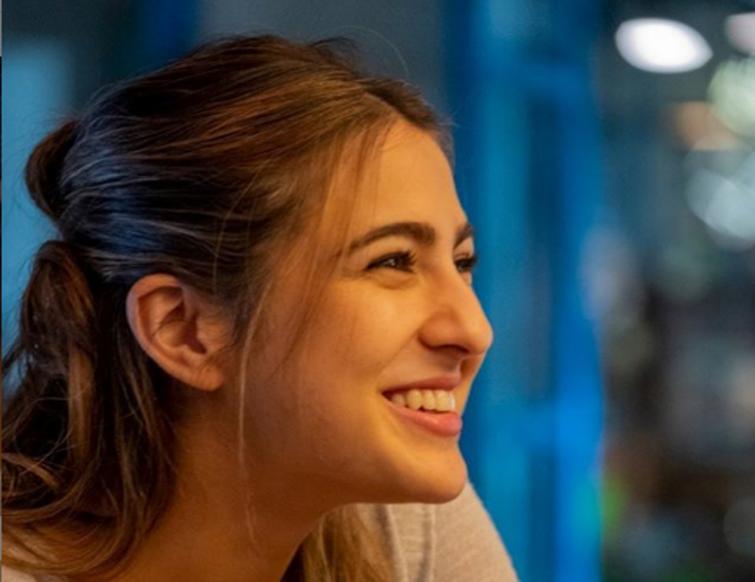 Sara Ali Khan's smiling Instagram image is winning heartsÂ onlineÂ 