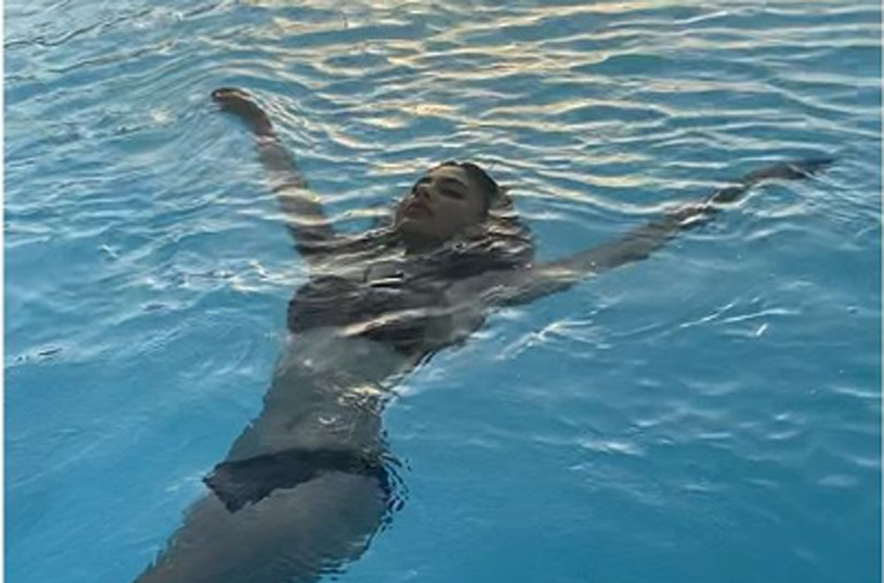 Mouni Roy sets internet on fire with her stunning swimming image