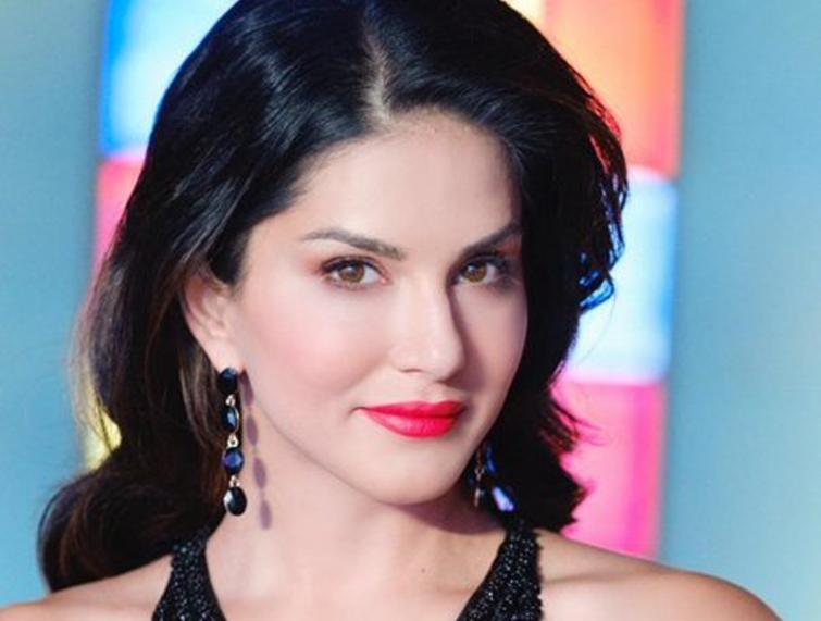Red Lips: Sunny Leone looks stunning in her new Instagram pic