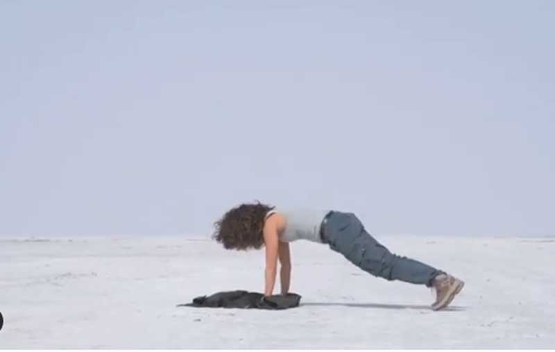 Taapsee Pannu performs push-ups in mid of Rann of Kutch, shares interesting tips with her fans on making such videos