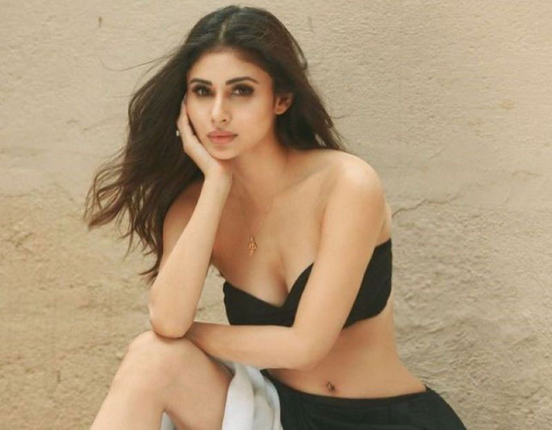 Mouni Roy sets temperature high on social media with these pics. Check out