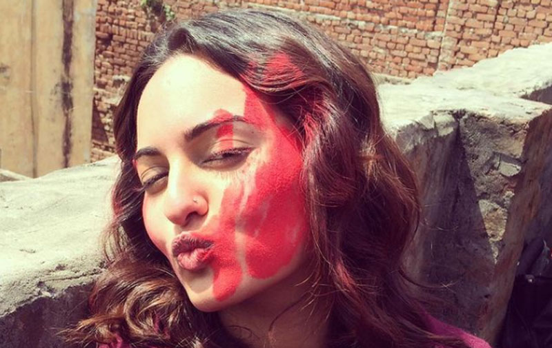 Sonakshi Sinha wishes fans on Holi by posting throwback image 