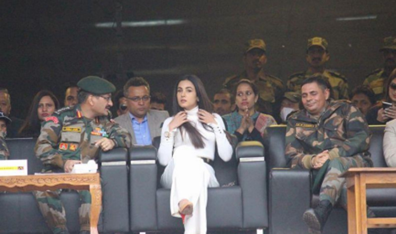 Bollywood actors Vicky Kaushal, Sonal Chauhan praise Kashmir at Uri event