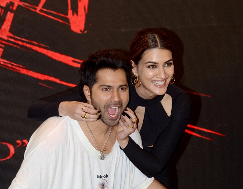 Kriti Sanon and Varun Dhawan are working together in gym, check out video