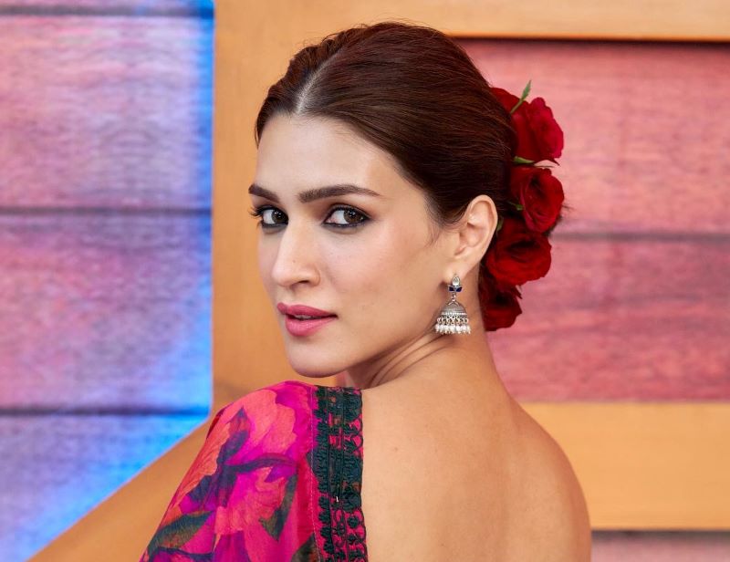 Kriti Sanon looks gorgeous in her new saree pictures. See them