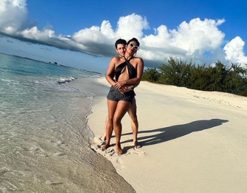 Priyanka Chopra, Nick Jonas enjoy romantic beach holiday, check out their latest images