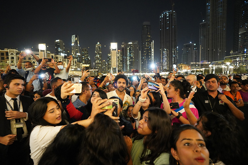Kartik Aaryan shakes leg with fans at the world famous fountain area in Dubai Mall for Bhool Bhulaiyaa 2 title track