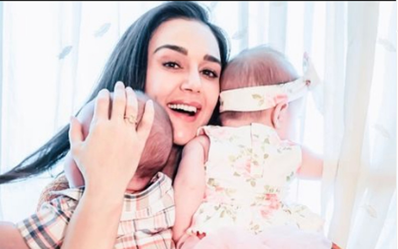 Preity Zinta posts happy image on Instagram with her twins, check out