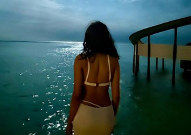 Jahnvi Kapoor enjoys moonlit night Maldives