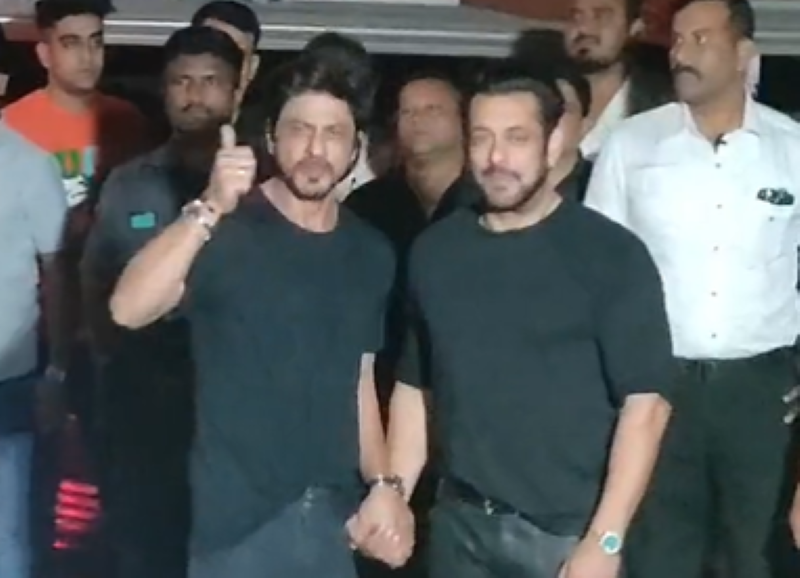 Shah Rukh Khan attends Salman Khan's birthday bash, videos go viral on internet