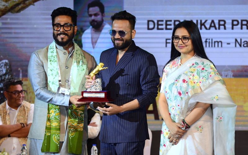 Naneera director Deepankar Prakash receiving the award from Raj Chakraborty and June Maliah | Image Credit: Avishek Mitra/IBNS