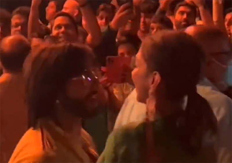 Deepika Padukone, Ranveer Singh enjoy Shankar Mahadevan's concert in California. Watch