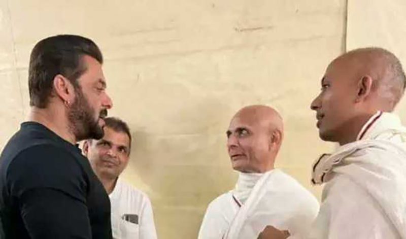 Salman Khan meets Jain monk Hansratnasur