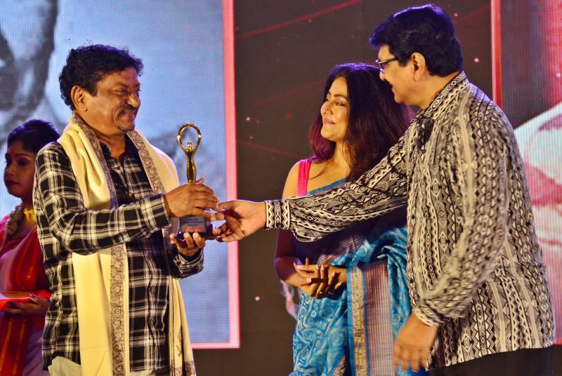 Goutam Ghose receiving the award 
