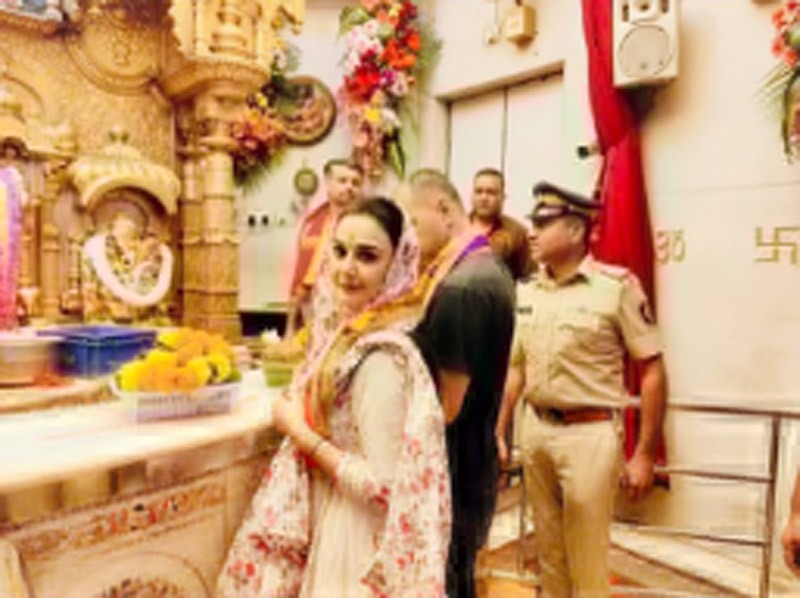 Mumbai: Preity Zinta visits Siddhivinayak temple
