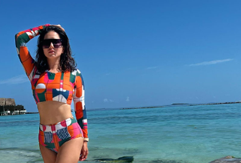 Sunny Leone shows you the perfect way to save your arms and shoulders from burning when visiting a sea beach