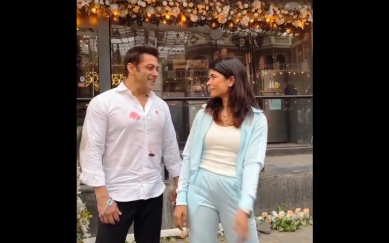Salman Khan dances to his iconic song with boxer Nikhat Zareen, video trends big time