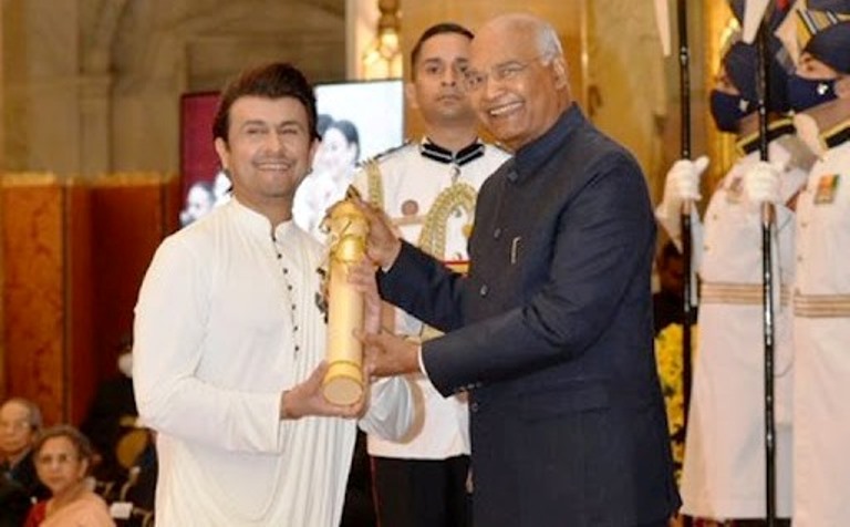 Sonu Nigam receives Padma Shri award at Rashtrapati Bhavan
