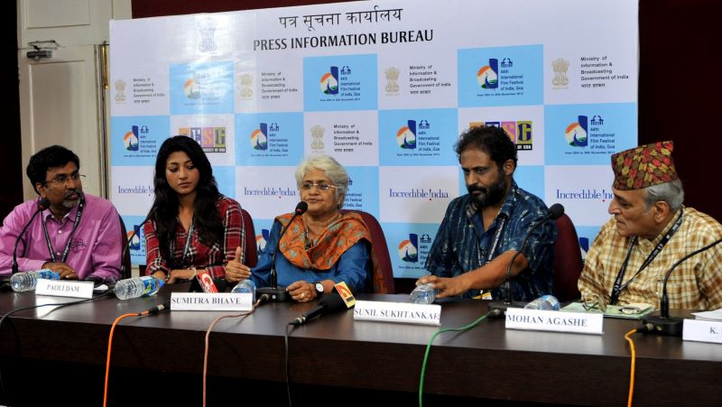 Sumitra Bhave (at the centre) during an old press conference