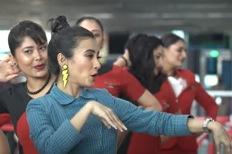 SpiceJet joins Belashuru promo to take fliers by surprise at Kolkata Airport, flashmob grooves with Monami Ghosh