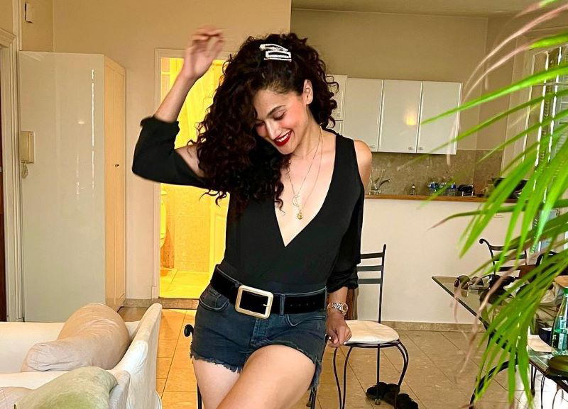 Taapsee Pannu teaches you how to not get bothered by picture background while clicking