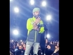 Singer Arijit Singh gets injured after fan pulls his hand at Aurangabad concert