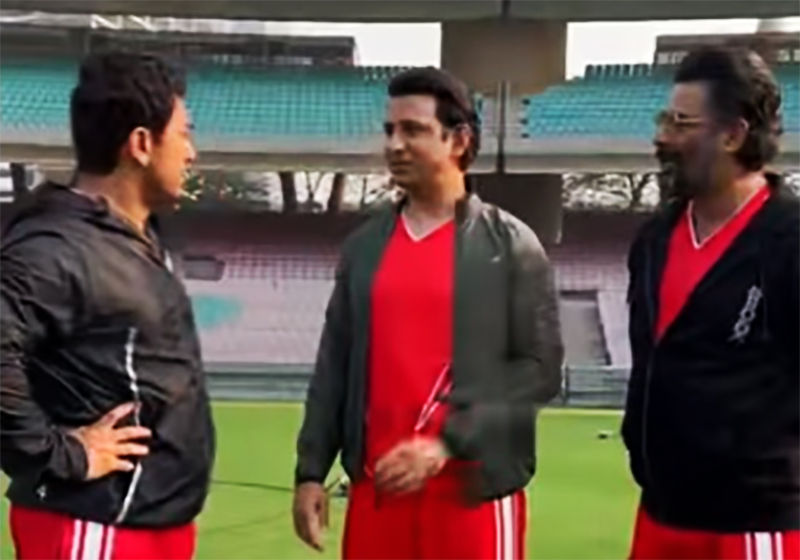 3 Idiot stars Aamir Khan, R Madhavan, Sharman Joshi reunite to share a group hug. See how