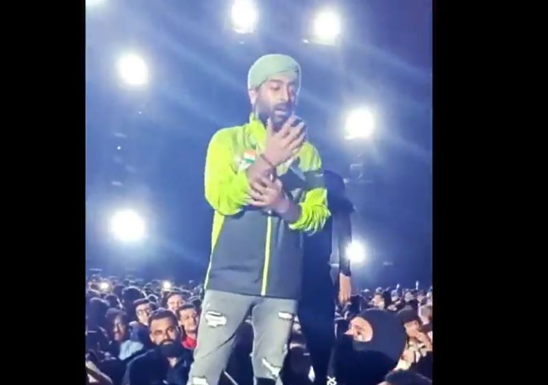 Singer Arijit Singh gets injured after fan pulls his hand at Aurangabad concert