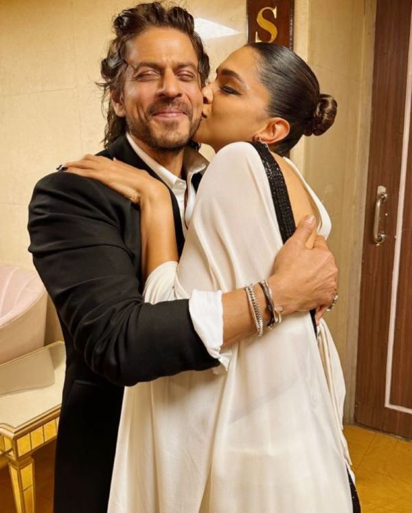 Deepika Padukone kissing Shah Rukh Khan 