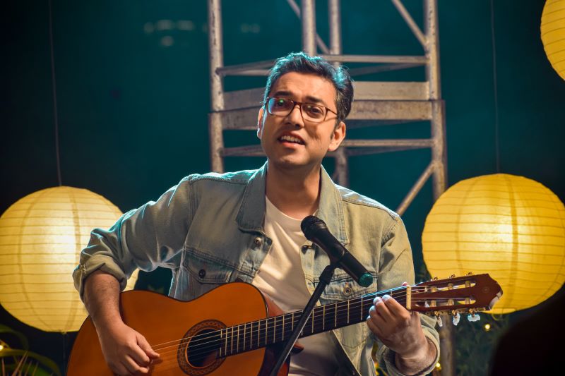 Anupam Roy treats audience with new version of 'Baundule Ghuri' for SVF Music