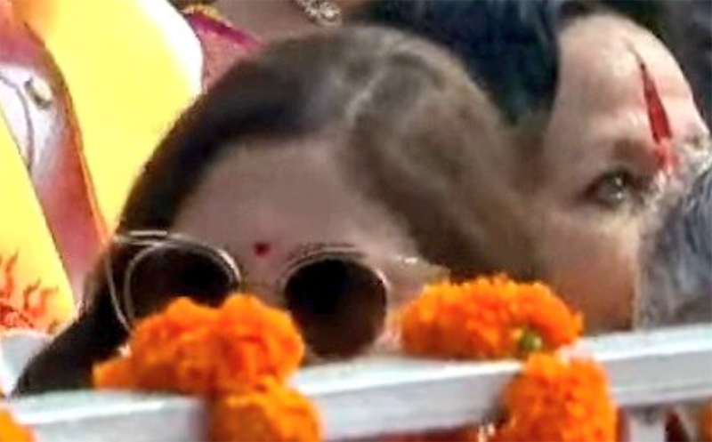 Is Anushka Sharma present at Ayodhya's Ram Janmabhoomi Temple?