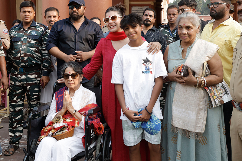  Kajol with her son and mother and veteran actress Tanuja visited the famous Dakhineswar Kali Temple during her shooting in Kolkata recently. Images by Avishek Mitra / IBNS