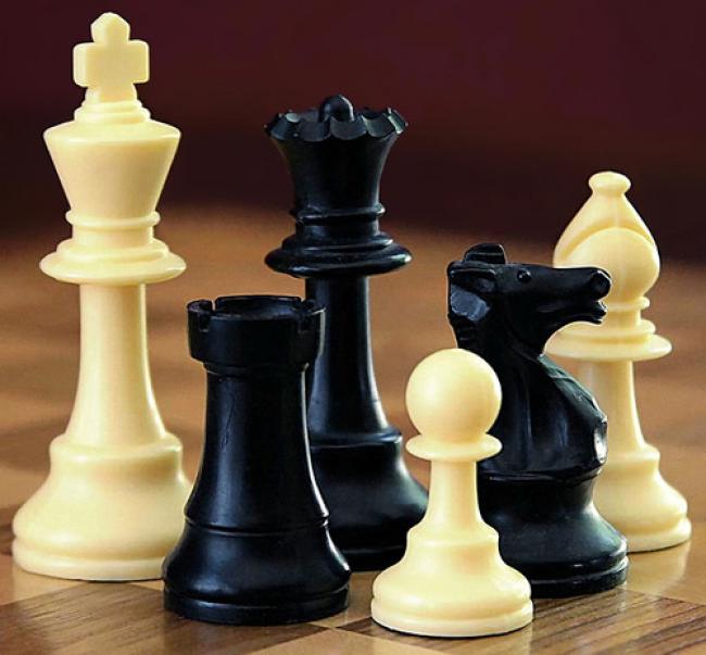 Chess: Ten players share lead