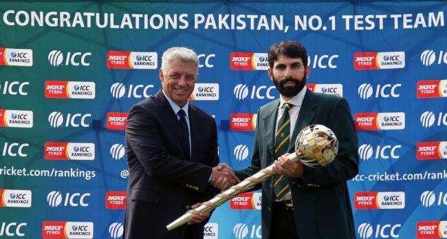 David Richardson presents ICC Test Championship mace to Misbah-ul-Haq