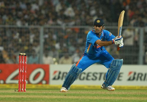 Dhoni criticises fielders after Australia beat India in 3rd ODI